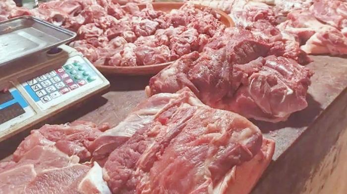 Harga-daging-babi-di-Pasar-Bersehati-Manado-Sulawesi-Utara-pada-Jumat-5-Desember-2025.jpg