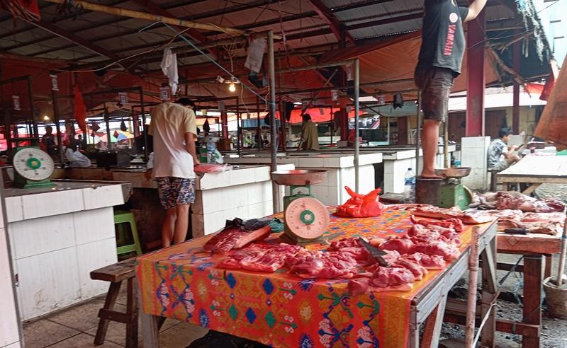 Harga-daging-babi-di-pasar-Pinasungkulan-Karombasan-Manado-Sulut-turun-harga-Jumat-512024.jpg