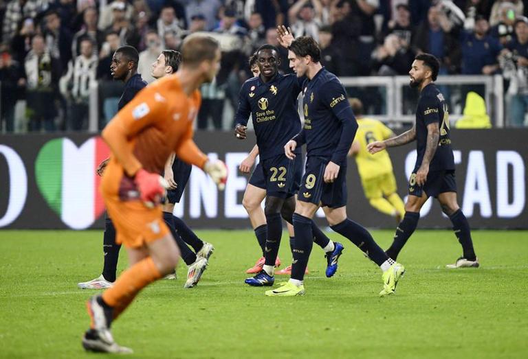 Hasil-Juventus-vs-Lazio-Nyonya-Tua-Diselamatkan-oleh-Kartu-Merah-dan-Gol-Bunuh-Diri-Mario-Gila.jpg
