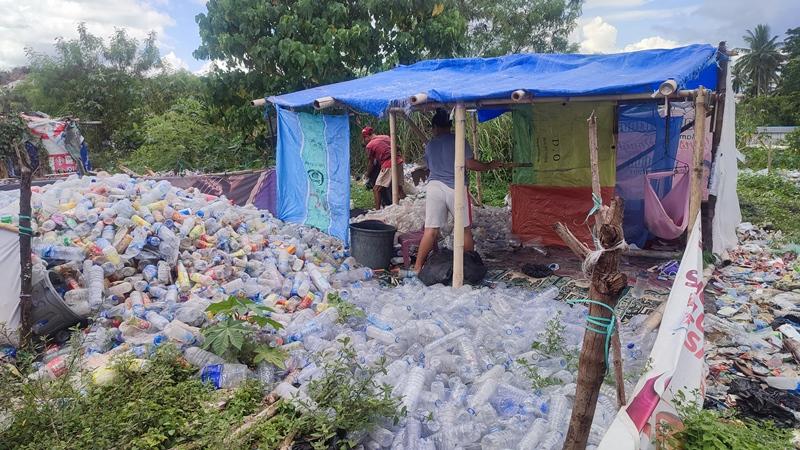 Kisah Hawe Pria Asal Manado, Hidupi Keluarga dari Memulung Sampah di TPA Sumompo