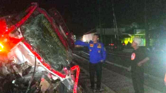 Hendak Padamkan Kebakaran, Truk Damkar Tak Berbentuk Ditabrak Kereta Api