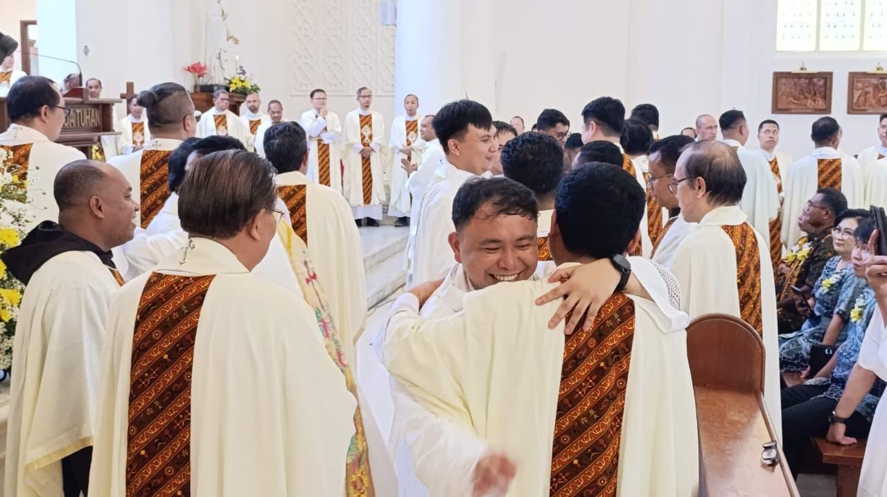 IMAM-Pentahbisan-10-Imam-Katolik-Keuskupan-Manadjghj.jpg