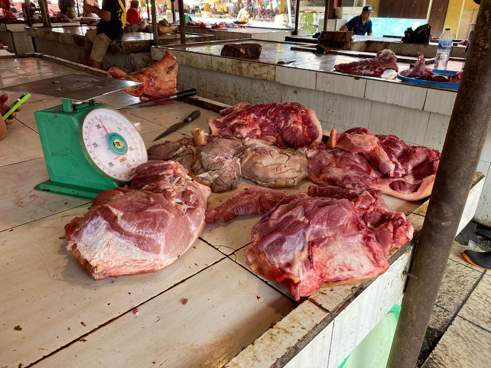 INFO-HARGA-Daging-Babi-di-Pasar-Beriman-Wilken-Kota-yuy678678678.jpg