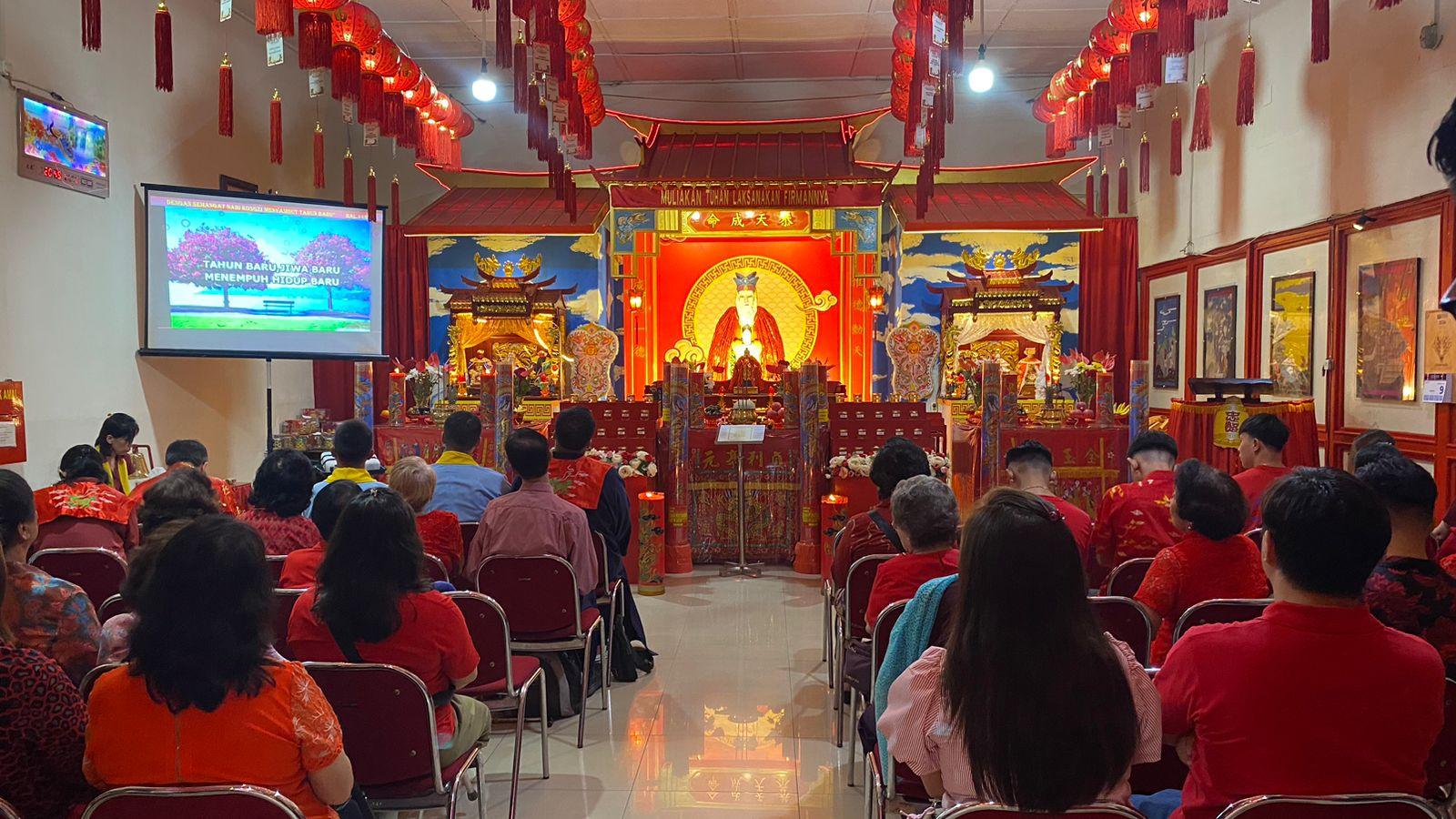 Ibadah-umat-Kong-Hu-Chu-di-Klenteng-Kong-Zi-Miao-Manado-Sulawesi-Utara-55y5.jpg