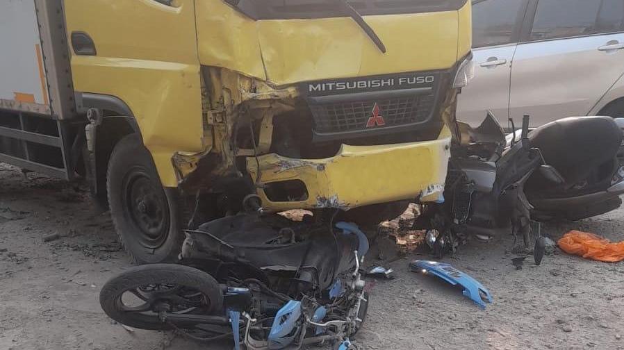 Ilustrasi-kecelakaan-2-motor-tabrakan-dengan-truk.jpg