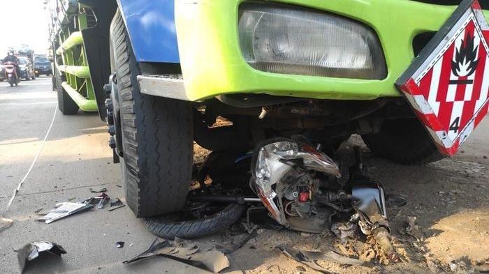 Kecelakaan Maut, Ayah dan Anak Tewas, Motor Tertabrak Truk Muatan Semen yang Berbelok