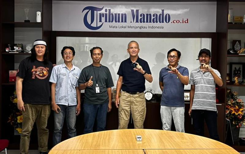 Irjen-Pol-Purn-Carlo-Tewu-saat-berkunjung-ke-kantor-Tribun-Manado.jpg