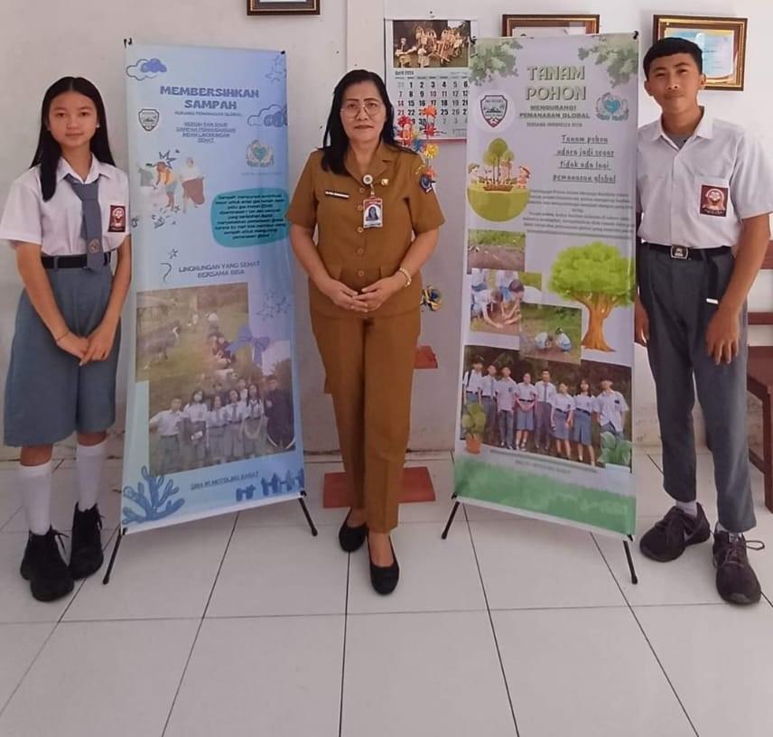 Istimewa-Kepala-Sekolah-SMAN-1-Motoling-Barat-Elfira-Rondonuwu-SPd-bersama-Murid.jpg