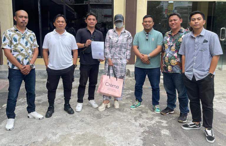 Istimewa-Korban-LI-dan-kuasa-hukum-saat-membuat-laporan-polisi-di-Polresta-Manado.jpg