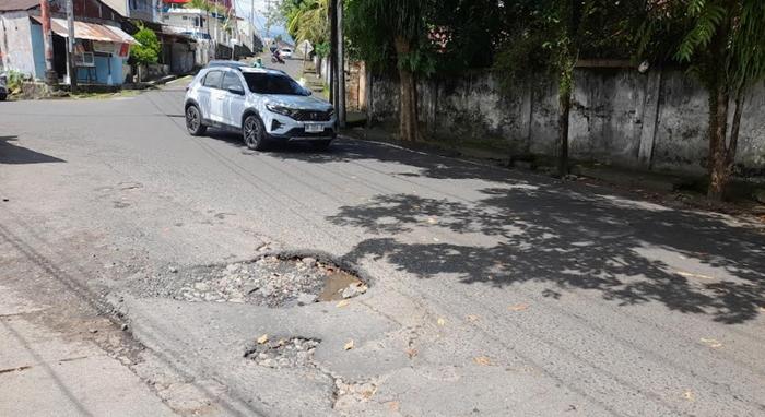 JALAN-RUSAK-Kondisi-jalan-di-Kota-Manado-Provinsi-Sulawesi-Utara-Sulut-tampak-rusak-berlubang.jpg