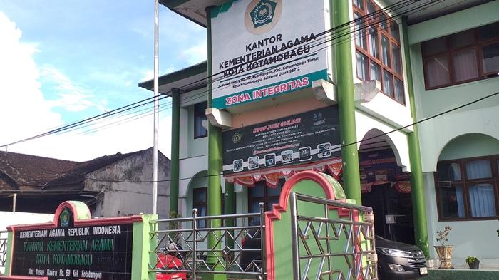 JEMAAH-HAJI-Potret-depan-Kantor-Kemenag-Kotamobagu.jpg