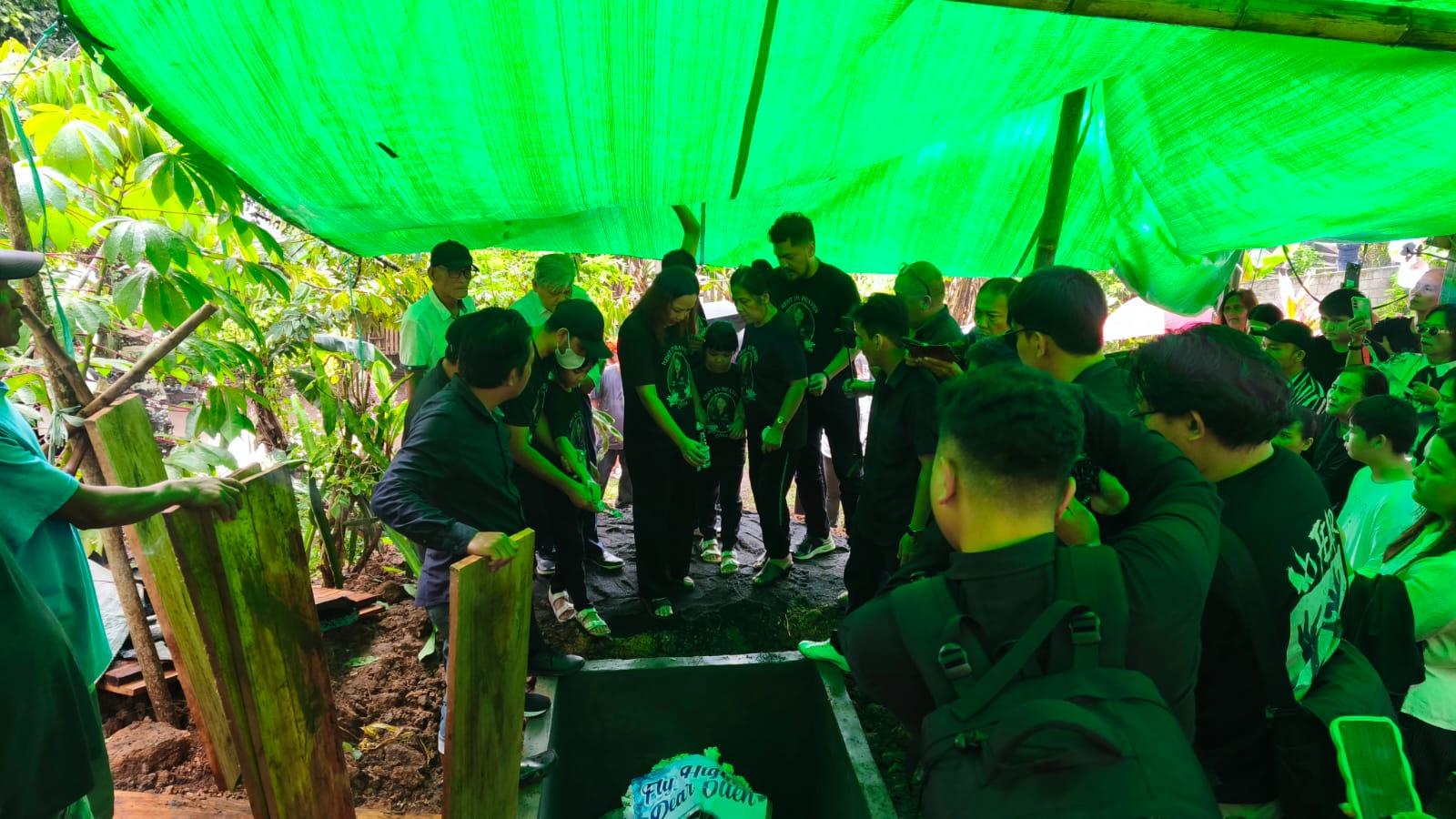 JENAZAH-Suasana-duka-menyelimuti-proses-pemakaman-jenazah-FlorenciaI0778.jpg