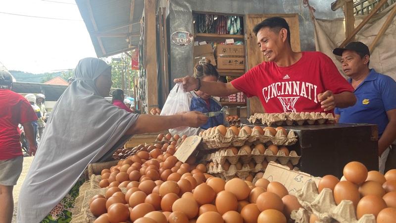 JUAL-TELUR-Seorang-pedagang-telur-ayam-di-Pasar.jpg