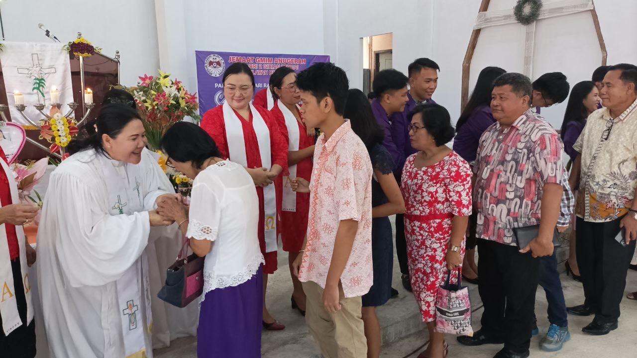 Jabat-tangan-selamat-Paskah-dan-ulang-tahun-kepada-Pdt-Grace-Mongkau.jpg