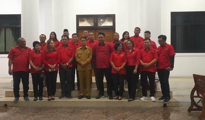 Jajaran-DPC-PDIP-Kota-Bitung-melakukan-pertemuan-dengan-Wali-Kota-Bitung-Hengky-Honandar.jpg