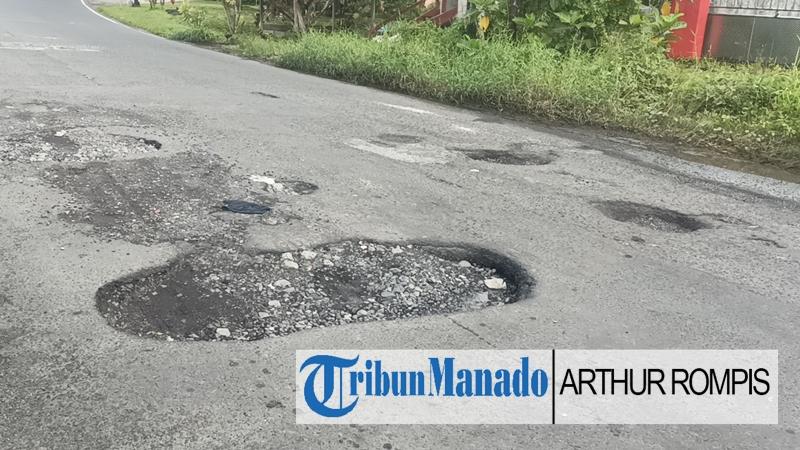 Jalan-Adipura-Raya-di-Kecamatan-Mapanget-Kota-Manado-rusak-berlubang.jpg