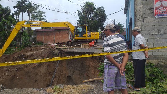 Jalan-Perumahan-Camar-Sapta-Ganda-ambruk.jpg