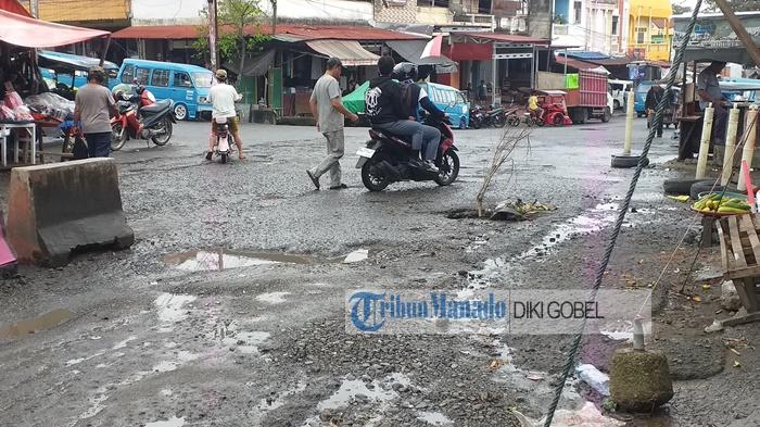 Jalan-berlubang-di-kawasan-pusat-pertokoan-dan-pasar-tradisional-23-Maret-Kota-Kotamobagu-Sulut.jpg