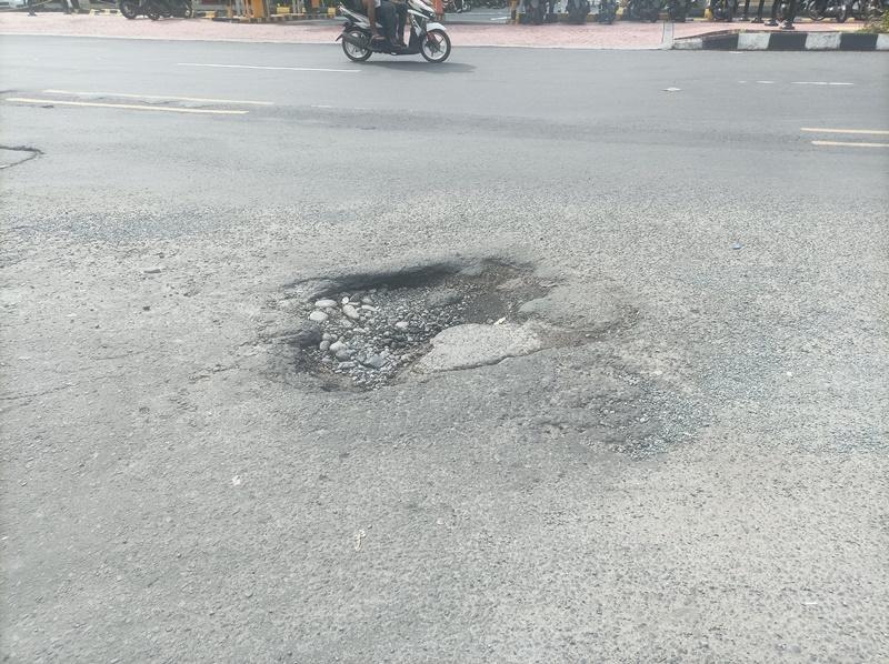 Jalan-lubang-di-jalan-Pierre-Tendean-Manadoghkhgk899789.jpg