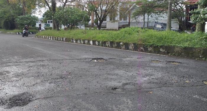 Jalan-rusak-di-Jalan-Paloko-Kinalang-Kelurahan-Kotobangon-Kota-Kotamobagu.jpg