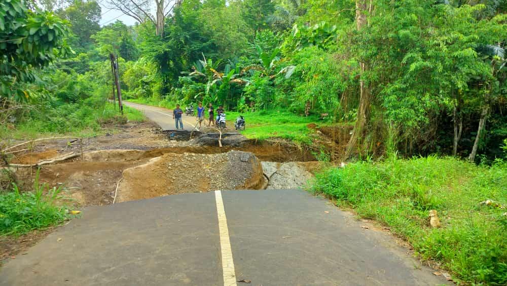 Jalan-yang-ambruk-di-Kecamatan-Mapangetfhgfhfghfghfghfg.jpg