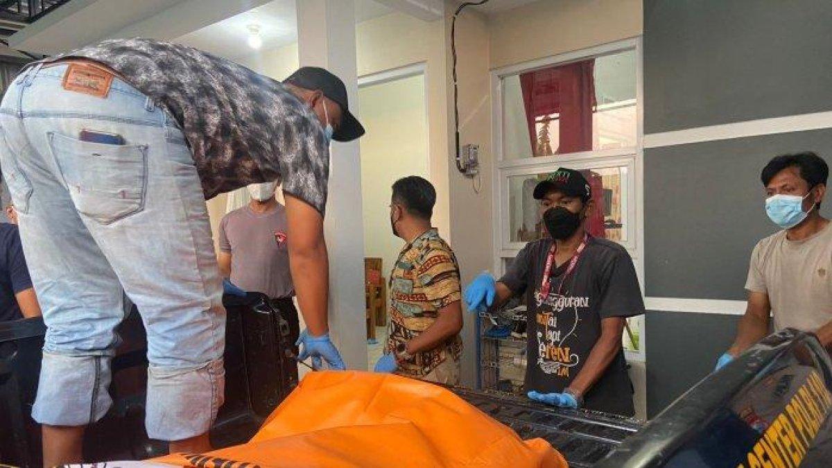 Jasad-ASN-di-Ponorogo-dibawa-Polisi-setelah-suami-DWH-yang-berinisial-TK-sampai-di-lokasi.jpg