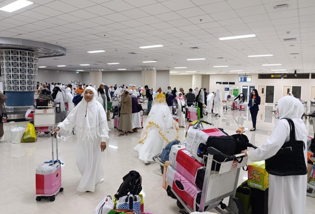 Jemaah-haji-kloter-14-Sulawesi-Utara-tiba-di-Bandara-Internasional-Sam-Ratulangi-Manado.jpg