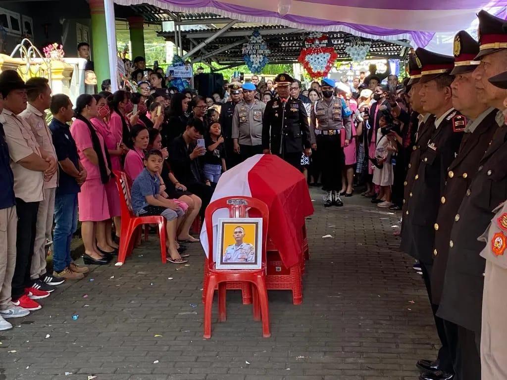 Jenazah Aipda Denny Adrian Dimakamkan Secara Dinas Kepolisian Oleh Polres Minsel Sulawesi Utara