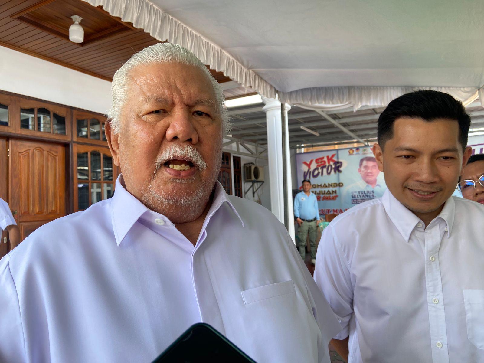 Jimmy-Rimba-Rogi-dan-Kristo-Ivan-Lumentut-mengunjungi-kediaman-Yulius-Selvanus-Komaling.jpg