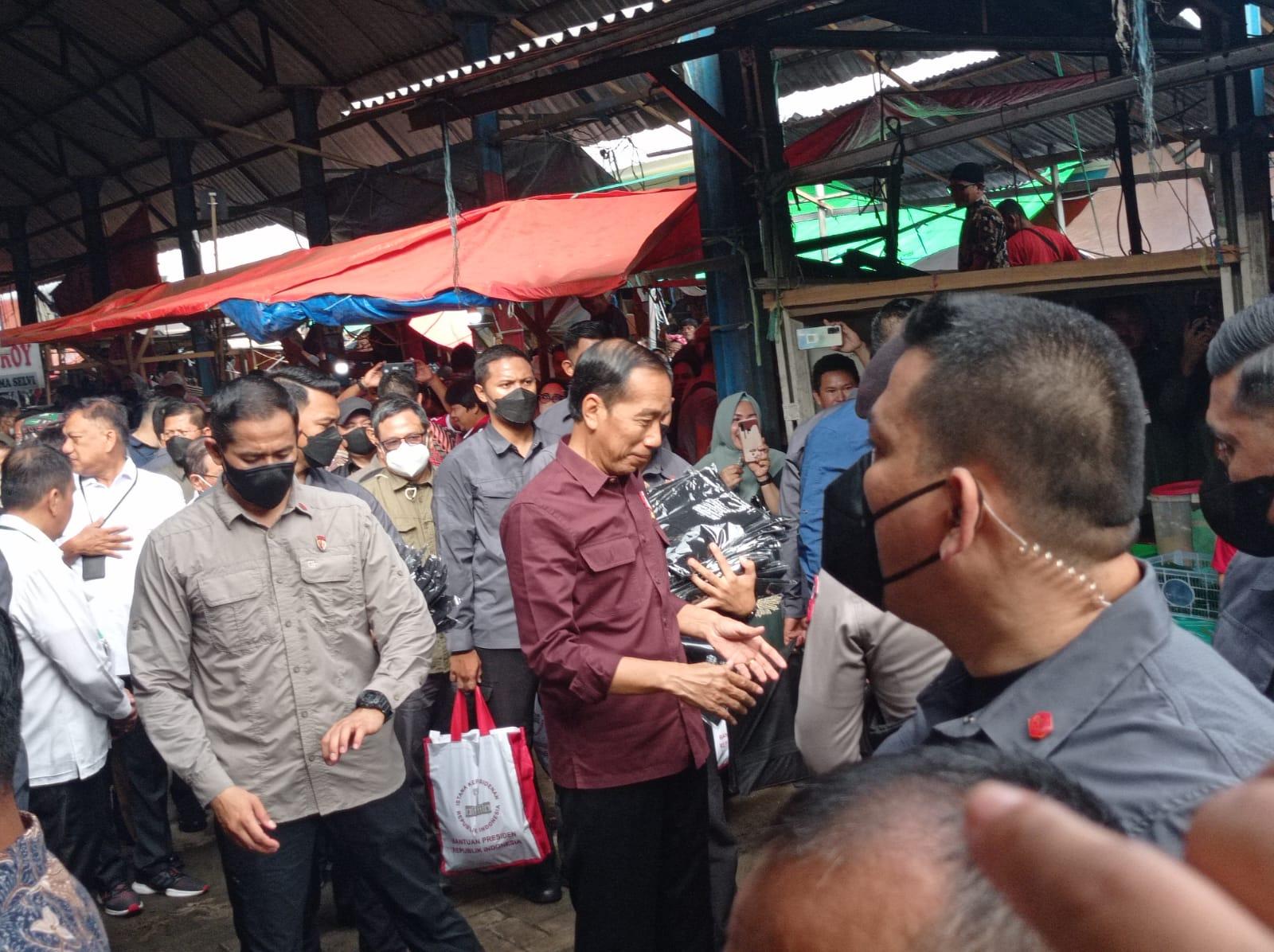 Jokowi-saat-berada-di-Pasar-Pinasungkulandfhfghfghyu76778hhkhjkhjk.jpg