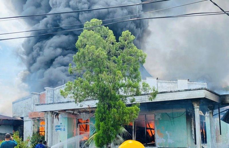 KEBAKARAN-DI-BITUNG-Terjadi-kebakaran-hebat-di-Kelurahan-Pakaoodan-Kecamatan-Maesa78990.jpg
