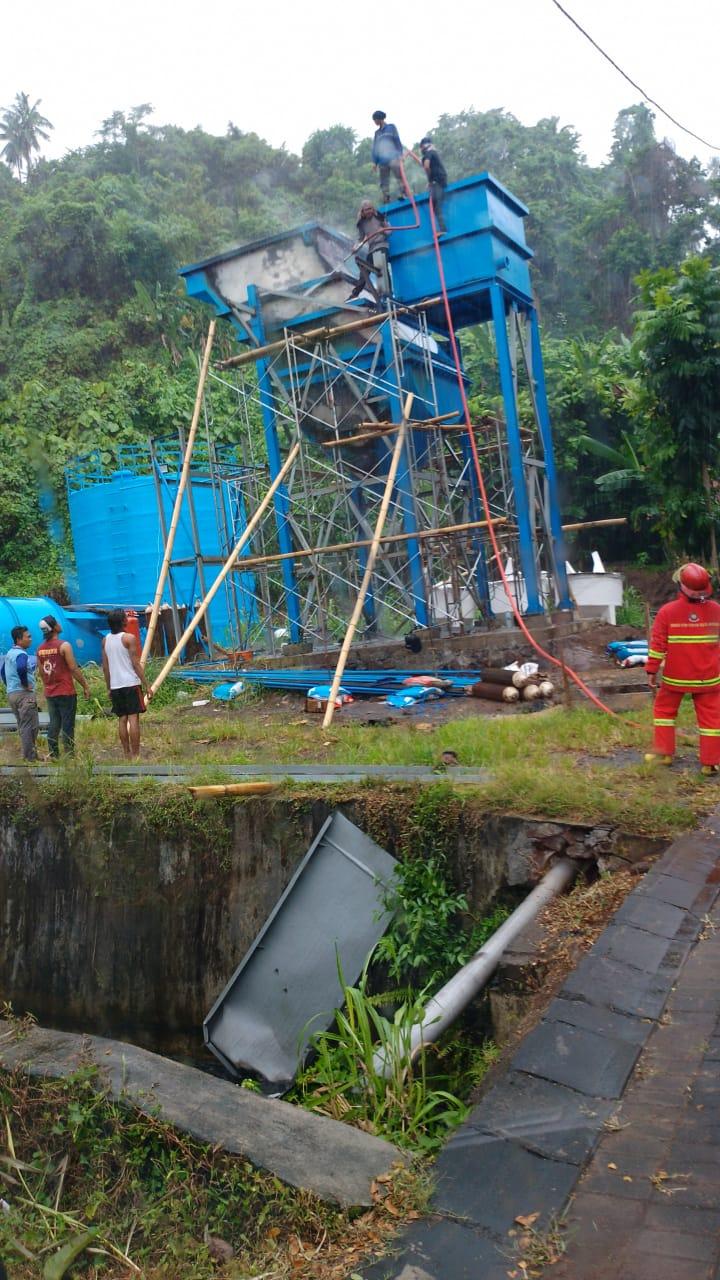 KEBAKARAN-Damkar-Manado-memadamkan-kebakaran-di-patung-Perumahan.jpg