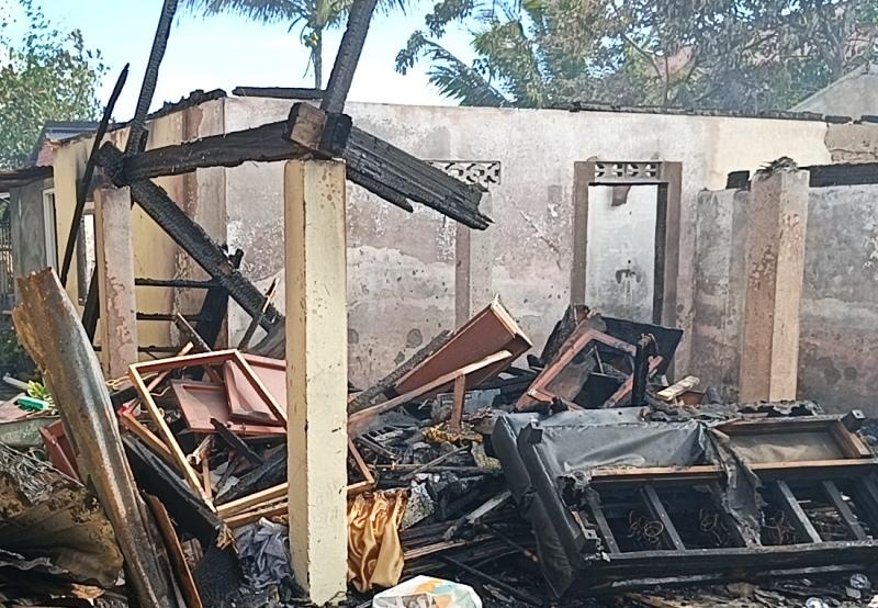 KEBAKARAN-Peristiwa-kebakaran-terjadi-di-Kelurahan-Papakelan-Lingkungan-IKI90.jpg