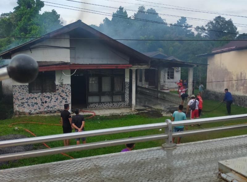 KEBAKARAN-RUMAH-Satu-unit-rumah-di-di-Desa-Kolongan-Kecamatan-Talawaanklio90.jpg