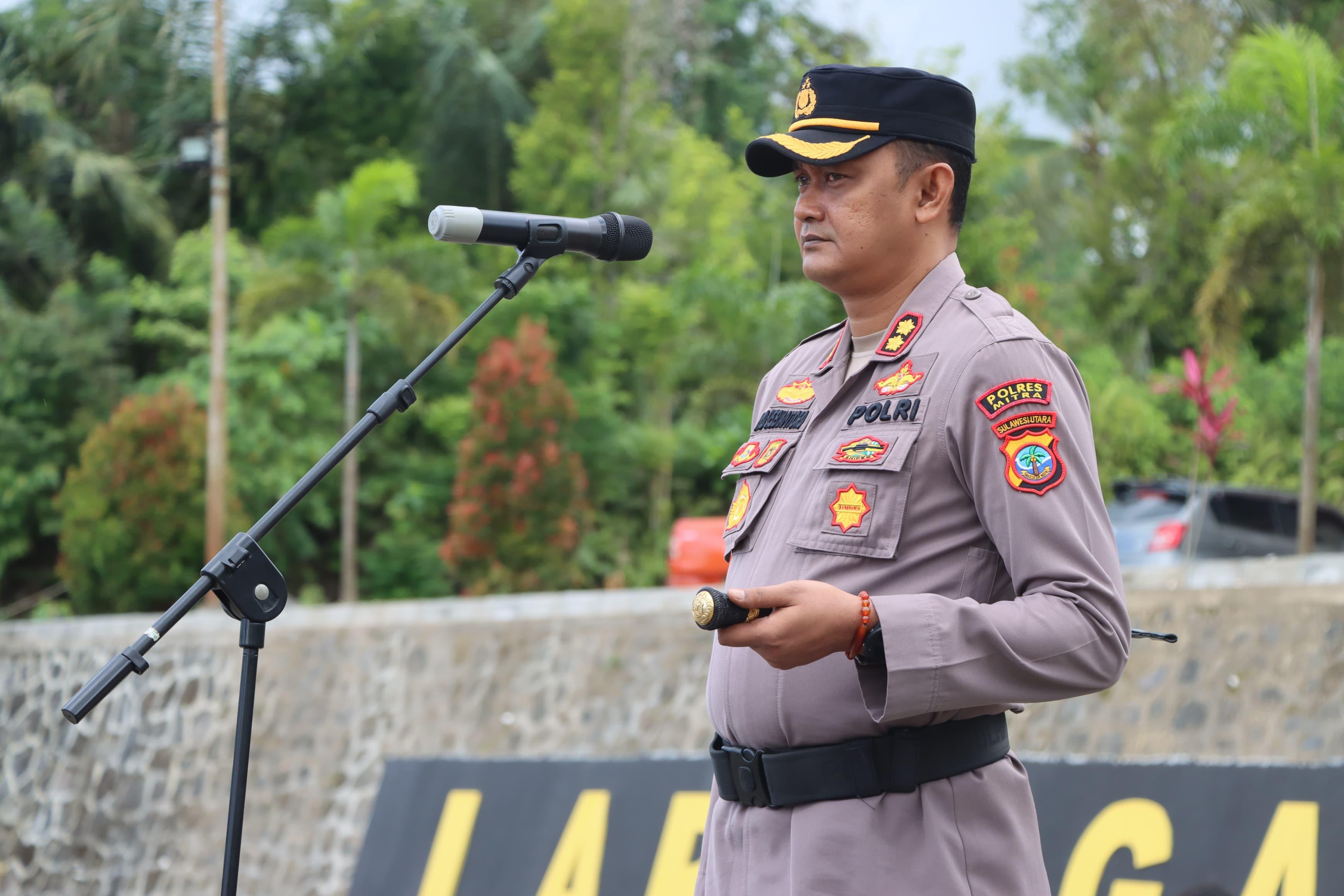 KOMANDAN-Kapolres-Mitra-AKBP-Eko-Sisbiantoro-saat-menjadi-komandan-upacaralo0.jpg