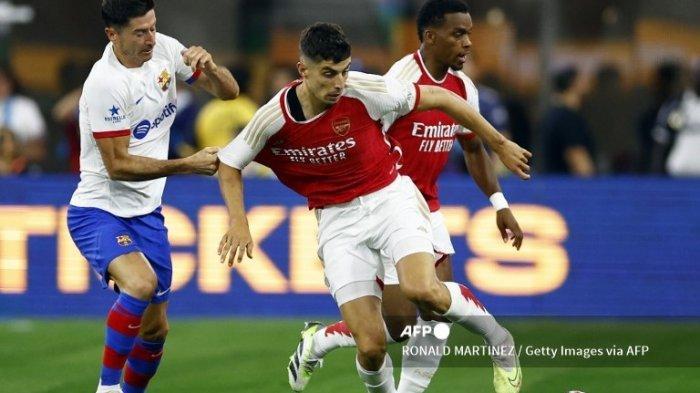 Kai-Havertz-dari-Arsenal-mengontrol-bola-melawan-Robert-Lewandowski-dari-Barcelona.jpg