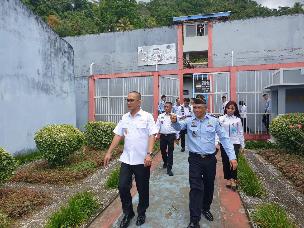 Kakanwil-Kemenkumham-Sulut-Ronald-Lumbuun-saat-meninjau-Lapas-Kelas-II-B-Ulu-Siau-di-Kepulauan.jpg