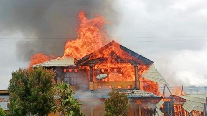 Kebakaran Tadi Siang, Kantor Bupati Dogiyai Rata Tanah, Belum Lama Ini Kantor DPRD Juga Terbakar