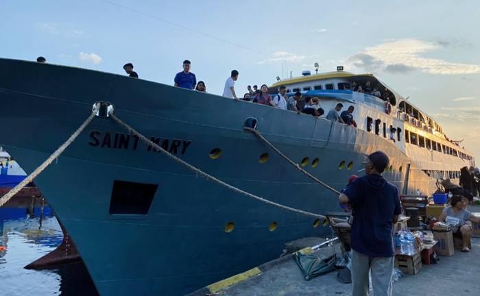 Kapal-di-Pelabuhan-Manado-Sulawesi-Utara-Minggu-792025.jpg