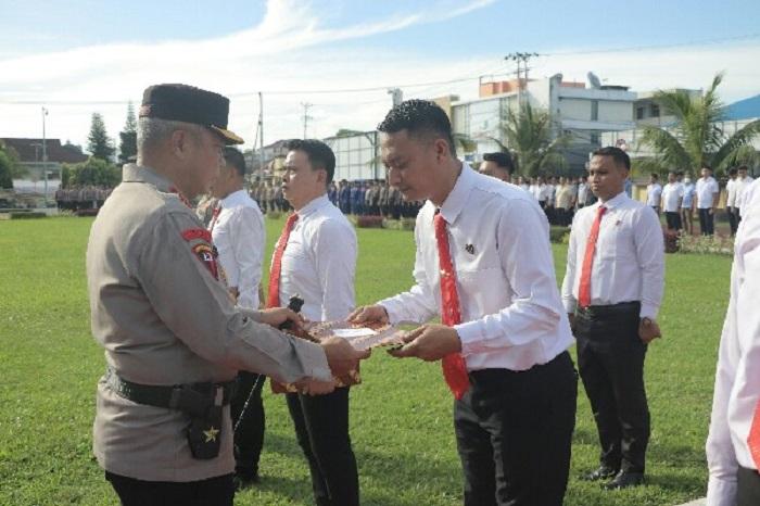 Kapolda-Sulawesi-Utara-Irjen-Pol-Setyo-Budiyanto-memberikan-penghargaan4.jpg