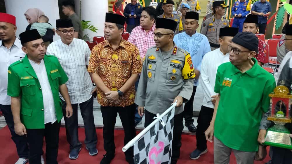 Kapolda-Sulut-bersama-Wakil-Gubernur-Sulut-melepas-Ratusan-peserta-pawai-malam-takbiran.jpg