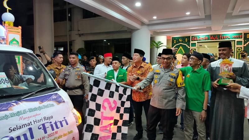 Kapolda-Sulut-saat-melepas-rombongan-pawai-malam-takbiran-jhgjhjhgjhgj.jpg