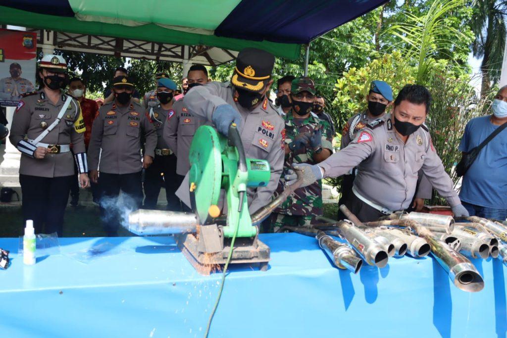 Kapolres-Kotamobagu-AKBP-Irham-Halid-saat-memimpin-pemusnahan-knalpot-bising.jpg