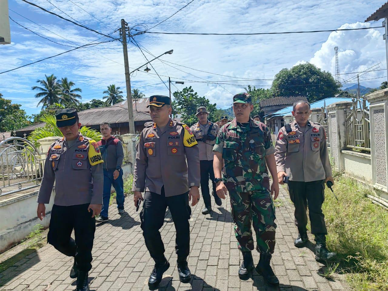 Kapolres-Minsel-AKBP-Feri-Sitorus-dan-Jajaran-bersama-TNI-saat-berada-di-Desa-Tompaso-Barujgfjgj.jpg