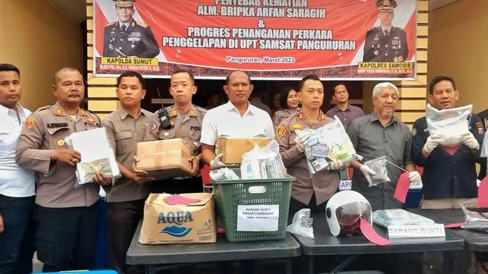 Kapolres-Samosir-AKBP-Yogie-Hardimanmenunjukkan-barang-bukti-penggelapan-wajib-pajak.jpg