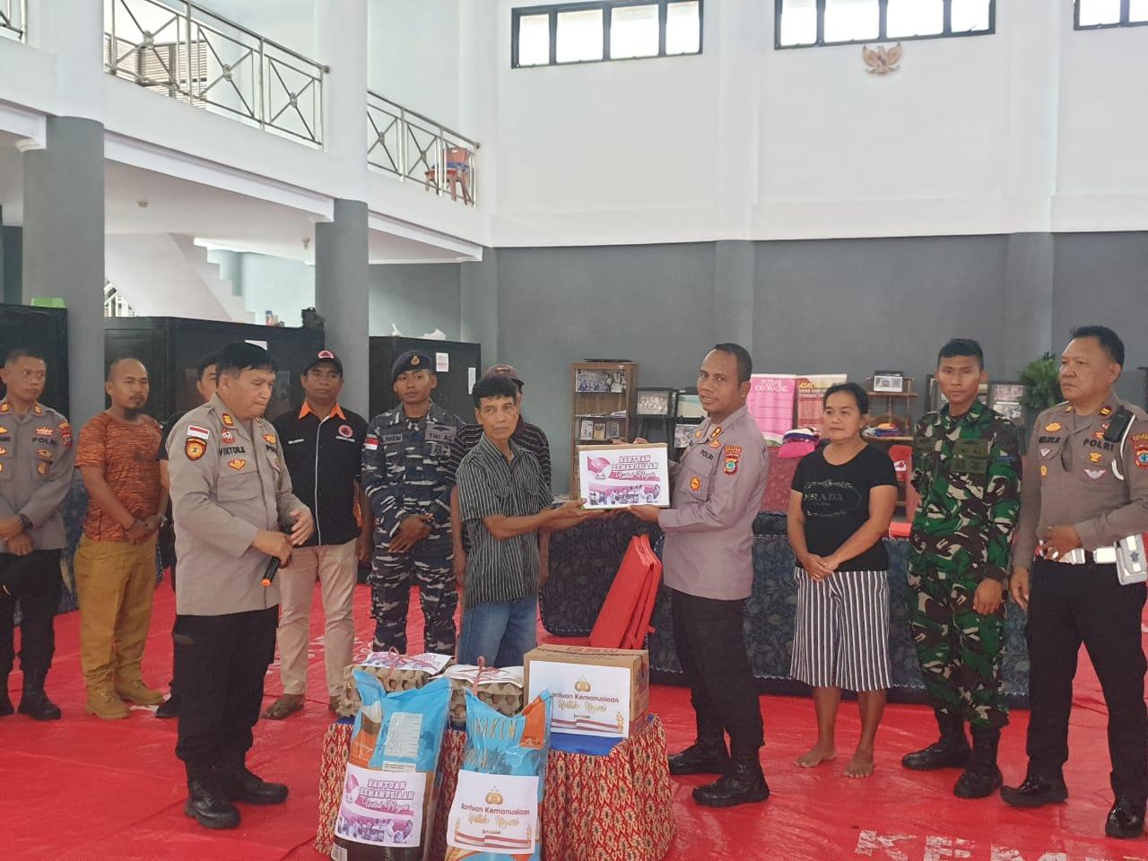 Diserahkan Kapolres Sitaro, Pengungsi Gunung Api Karangetang Kecipratan Bantuan Kemanusiaan Polri