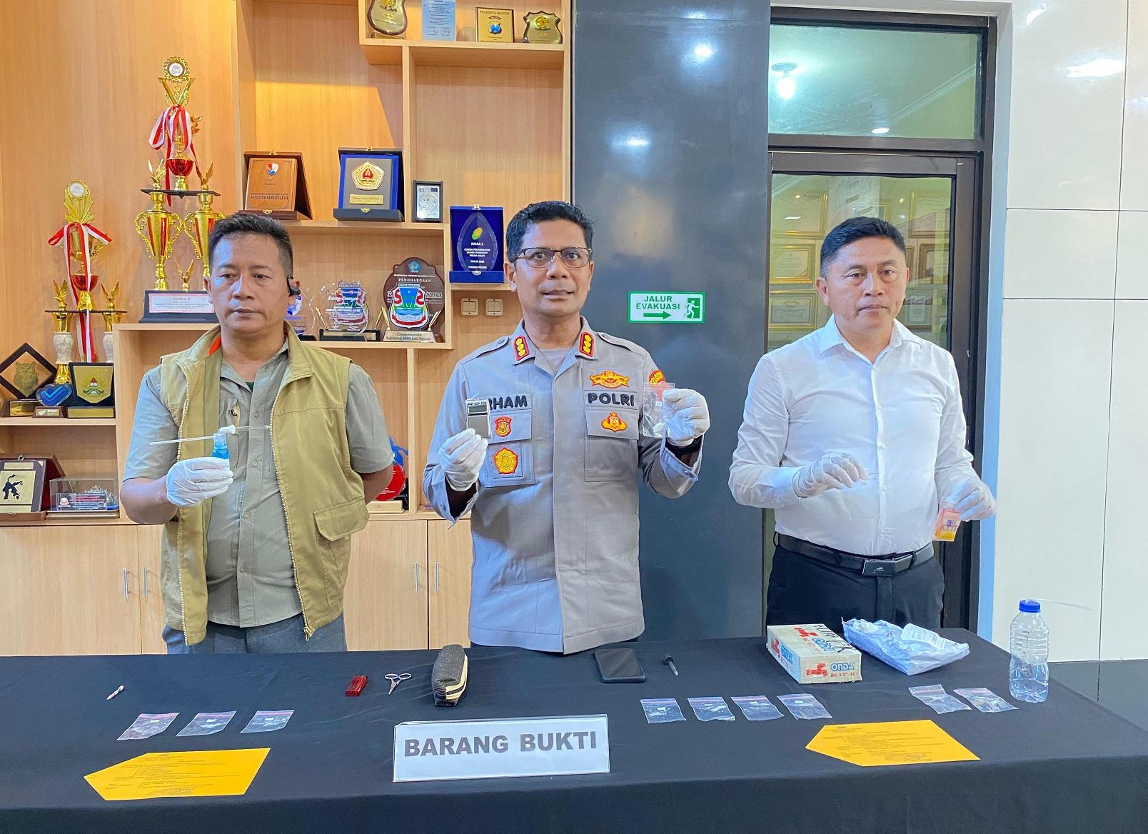 Kapolresta-Manado-Kombes-Pol-Irham-Halid-didampingi-Kasat-Narkoba-Kompol-Hilman-Muthalib.jpg