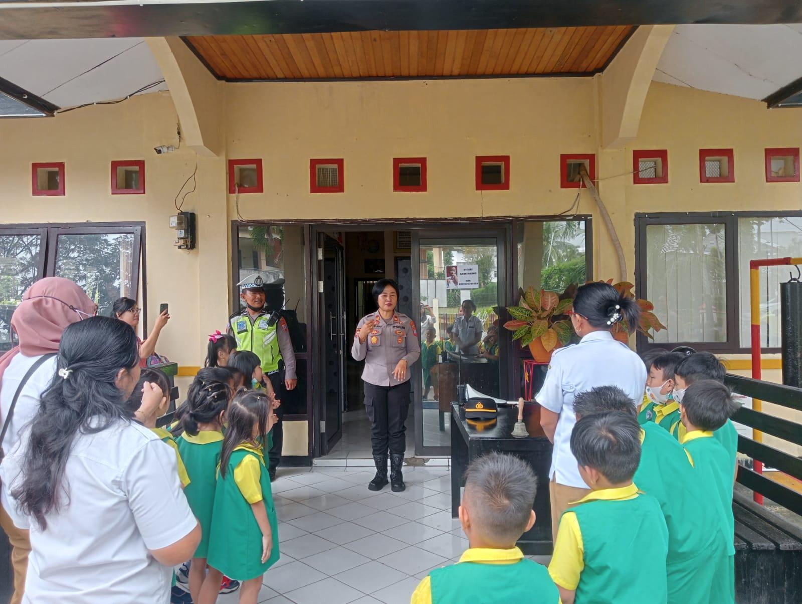 Anak-Anak TK Balitka Manado Sulawesi Utara Belajar Soal Tugas Polisi di Polsek Mapanget