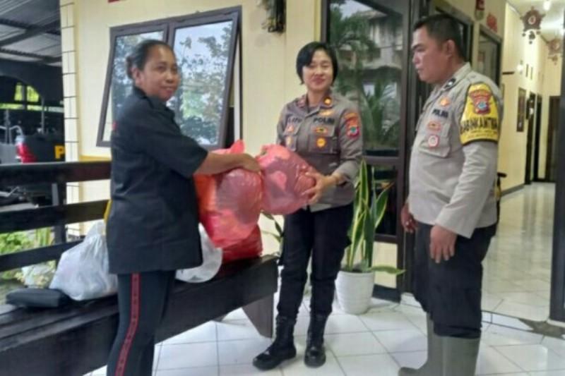 Kapolsek Mapanget Iptu I Gusti Ayu Utami  Salurkan Bantuan Sembako Warga Terdampak Banjir di Manado