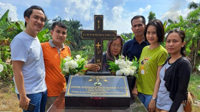 Momen Keluarga Mengenang Satu Tahun Kematian Brigadir J, Reza Ungkap Rasa Rindu Pada Kakaknya